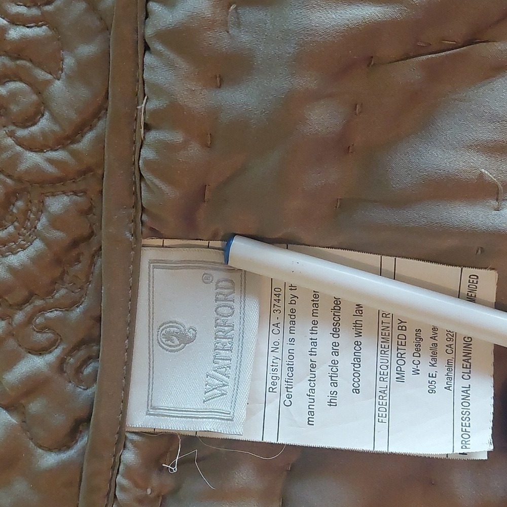 Queen size coverlet/ bedspread - Picture 5 of 7